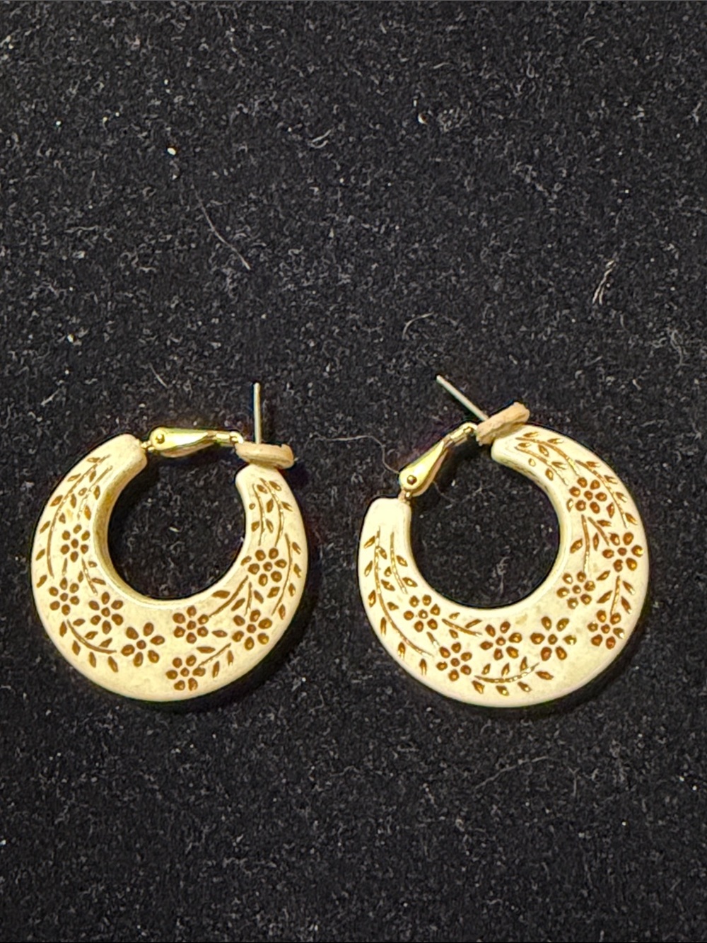 Vintage 70s Hong Kong Cream Faux Scrimshaw Etched Floral Plastic Hoop Earrings